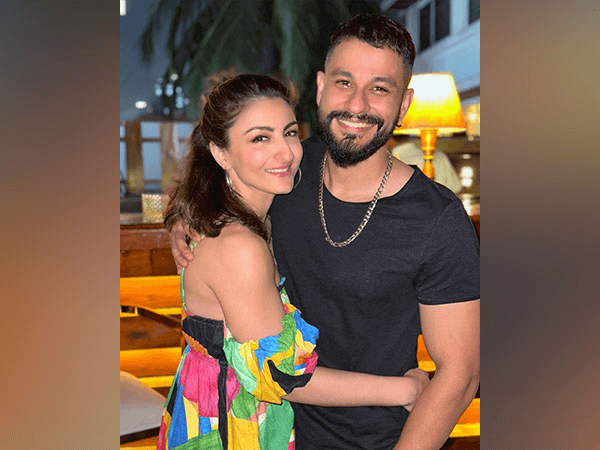 Soha ali khan with husband kunal