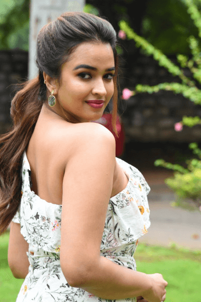 telugu actress Pujita Ponnada