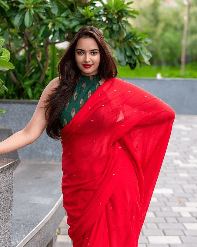 telugu actress Pujita Ponnada